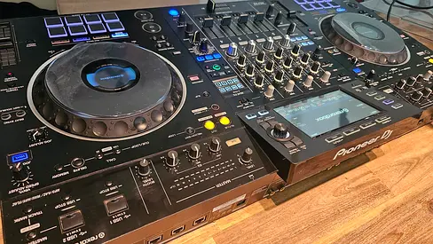Pioneer DJ XDJ XZ with deck saver and dj bag