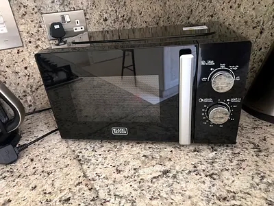 Black+Decker Compact Manual Microwave - Good Working Condition