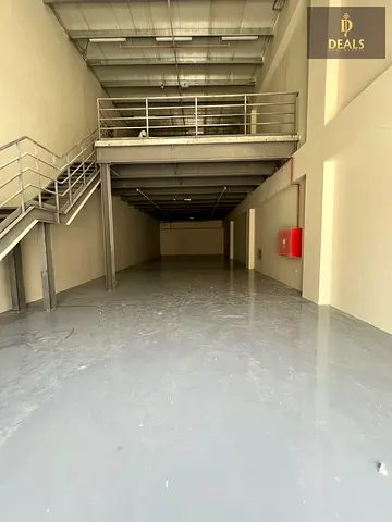 مستودع مع ميزانين للإيجار في صناعية عجمان 1 | 3300 قدم² | 120,000 درهم سنوياً