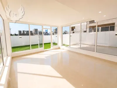 Stand Alone | Custom Built | Closed Kitchen