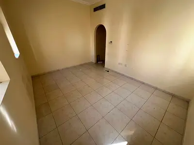 الحميدية عجمان غرفة وصالة جديدة بمساحة كبيرة وصالة منفصلة وتكييف مركزي وصيانة على المالك