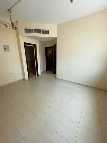 🔥 فرصة سكنية مميزة للإيجار في منطقة النباعة - الشارقة شقة بتصميم عملي ومساحة مريحة في موقع حيوي قريب من كافة الخدمات والمرافق. 📐 تفاصيل العقار: 1
