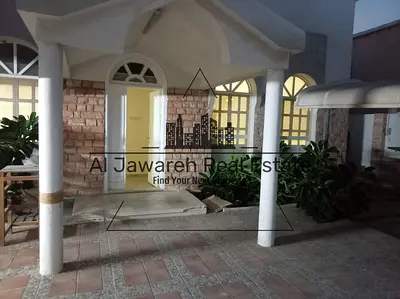بيت عربي مع حوش و 3 غرف وصاله و2مطبخ وباركينات موقع مناسب \الحديثه\ ام القيوين