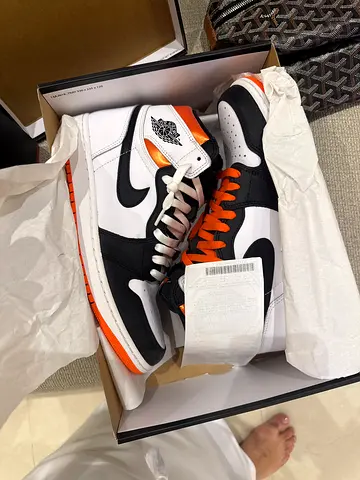 Jordan 1 retro high electro orange 10.5US