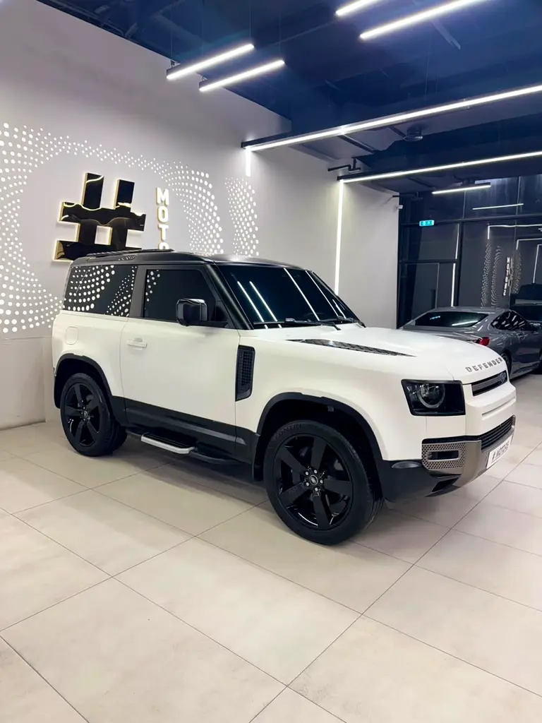 Land Rover Defender 2025