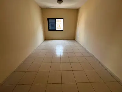 شقة غرفتين وصالة بمساحة كبيرة للإيجار في النعيمية 2، بلكونة بإطلالة مفتوحة وتصميم عملي في موقع حيوي قريب من جميع الخدمات