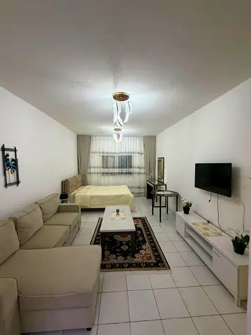 شقة مميزة مكونة من غرفة وصالة بمساحة واسعة وتصميم راقٍ مع تشطيبات سوبر لوكس. تقع الشقة في موقع حيوي واستراتيجي على شارعين (زاوية)، وتمتاز بإطلالة خلاب