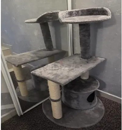 Cat house and feeding bowls, clean