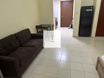 استوديو مفروش | مجموعة T-10 الإسبانية | وجهات نظر متعددة