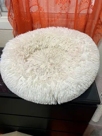 Comfortable round fluffy pet bed - lightly used, white