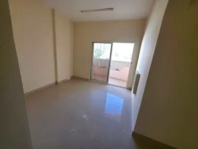 شقة غرفتين وصالة للإيجار في كورنيش عجمان ثاني صف من البحر وثاني بناية من الكورنيش بجوار مطعم ثمار البحر 32000 درهم على 6 دفعات