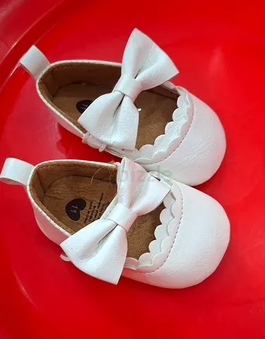 White bow baby girl shoes - size 1