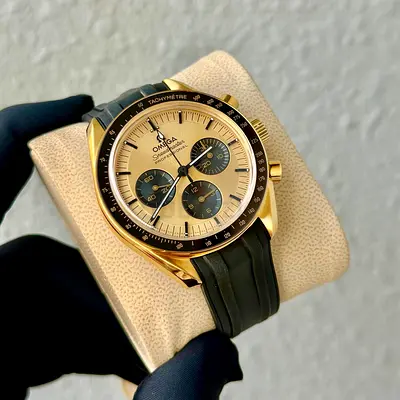 Omega Speedmaster Moonwatch Professional features a luxurious 18k Moonshine