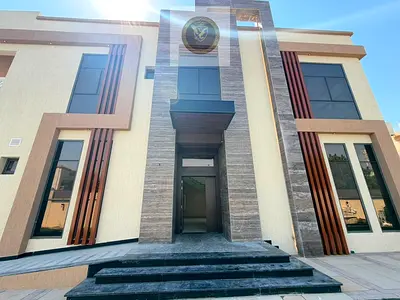 فيلا أول ساكن بالقوز بالشارقة مكونة من 5 غرف ماستر وباركينغ مغطى وتشطيبات حديثة وإمكانية الدفع حتى 12 دفعة