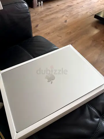 Apple MacBook (WITH ORGINAL BOX and charger) (minor flaws)