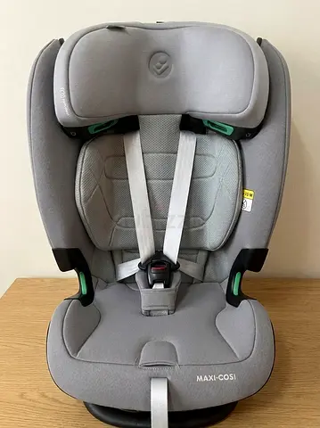 Maxicosi Titan pro 2 i size car seat with isofix base