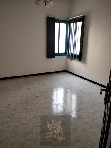 شقة مميزة 3 غرف وصالة 3حمامات مساحتها 2800 قدم علي 50 الف علي 6 دفعات تامين شيك لا يصرف