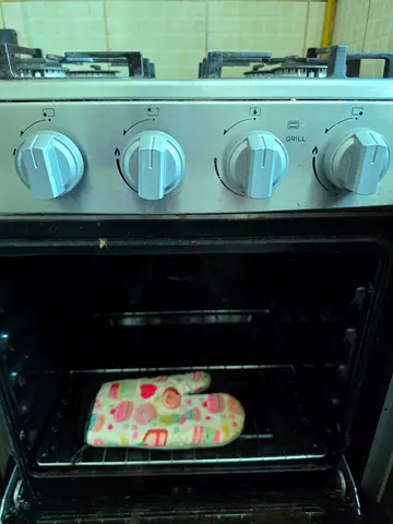 Gas Oven - 4 Burners - Cast Iron Stovetop - Good condition