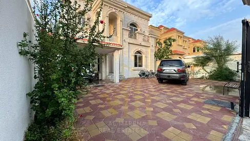 Modern villa design, 5000 sq m, close to the mosque and main road. Price includes air conditioning, electricity, and water (negotiable).