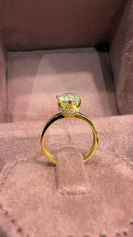 Gold Ring with 2.30 ct - Brand New
