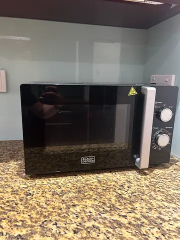 Countertop microwave - Black Decker, great condition, plastic wrap still intact
