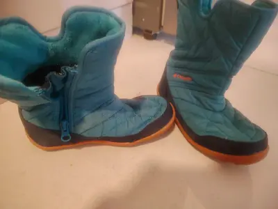 Columbia kids winter boots, teal, size 32 — gently used