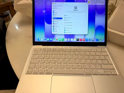 Apple Macbook NEO 8gb 512gb silver TDRA open box brand new condition 2550 AED.