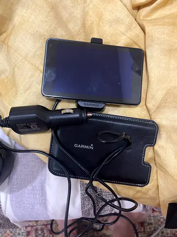 Garmin car GPS navigator with car charger and pouch - used