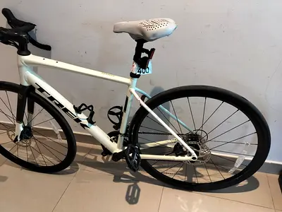 White Trek Bike - Disc Brakes, WOW Condition.