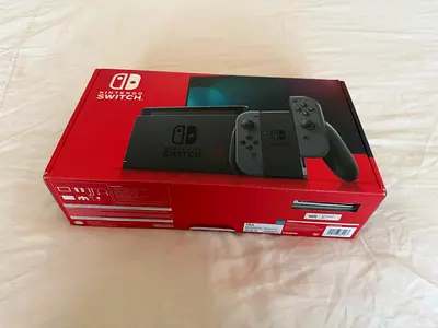 Nintendo Switch HAC-001 (32 GB), excellent condition, complete with original box and accessories.