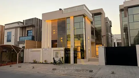 للبيع فيلا تتميز بموقع استراتيجي قريب من جميع الخدمات والمدارس والمراكز التجارية. بمسبح طابقين وروف