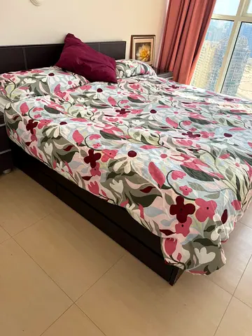 King-size bed in excellent condition, clean, with mattress and two storage drawers underneath