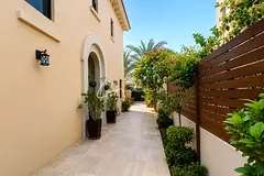 Upgraded End Unit | Large Plot | Unfurnished