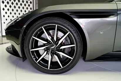 صورة 6 لـ 2017 Aston Martin DB11