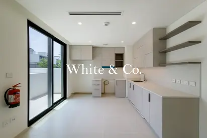 VACANT | PRIME LOCATION | OPEN TO OFFERS