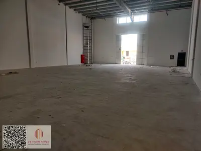 مستودعات جديدة أول ساكن بتصميم عملي وحديث، تتميز بواجهة أمامية وخلفية توفر سهولة الحركة والتحميل والتنزيل. المستودعات ذات مساحات واسعة جدًا ومناسبة لم