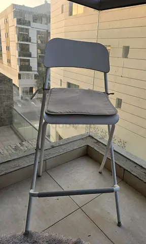 White metal bar stool with cushion