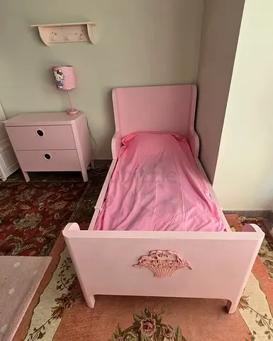Pink kid Bed with Nightstand and Lamp - Good Condition-Adjustable size