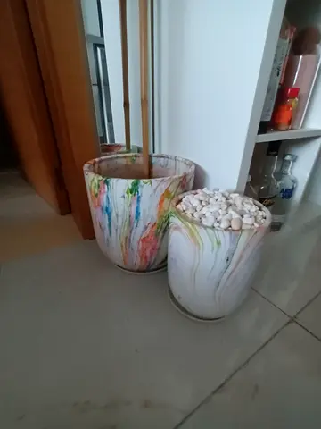 Set of 2 decorative marble-effect plant pots with pebbles