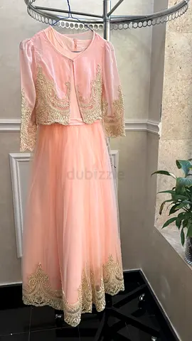 فستان سهرة وردي مع جاكيت مطرز بالذهب Elegant Pink Evening Gown with Gold Embroidery Set - Worn Once