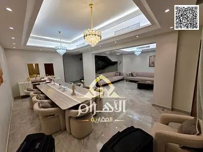 فيلا مفروشة رائعة، تشمل الماء والكهرباء والتكييف، تتكون من 5 غرف نوم رئيسية مع خزائن ملابس مدمجة وسطح، معروضة للبيع الآن
