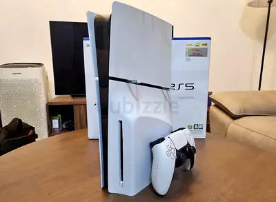 Ps5 slim disc edition with 1 controller and game
