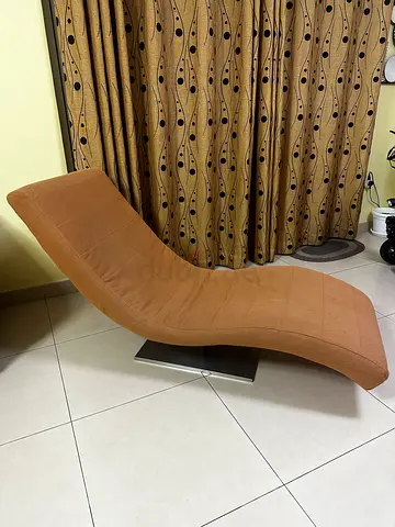Brown curved chaise lounge chair - single seat