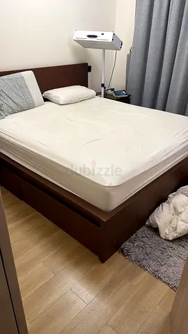 King bed - 180cm x 200cm - Mattress is 2 years old. Normal usage. Great condition