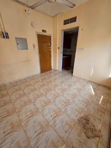 Spacious studio for annual rent in Al Majarah; features a separate kitchen. Payment in 4 installments. Families only. Parking available.