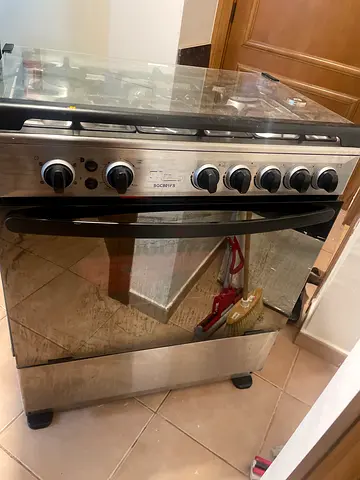 Used freestanding gas stove with oven - good working condition (NEGOTIABLE)