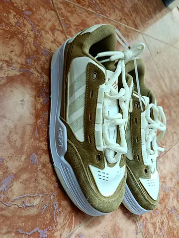 Mens casual white  olive sneakers -new, excellent condition