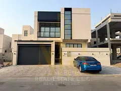 Villa directly from the owner, custom-finished, on a main street close to all services. Freehold own