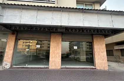محل واسع بواجهتين (بوابتين) في شارع الوحدة بالشارقة، مقابل "سيتي سنتر الشارقة"، بسعر 130,000 درهم.