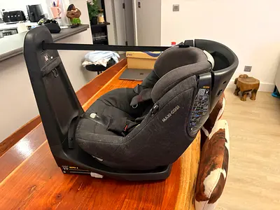 Maxi-Cosi 360 Rotation Convertible Infant Car Seat with ISOFIX Base - Good Condition